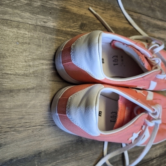 Converse coral and white lace up sneakers. Size 10 1/2 - Picture 4 of 8